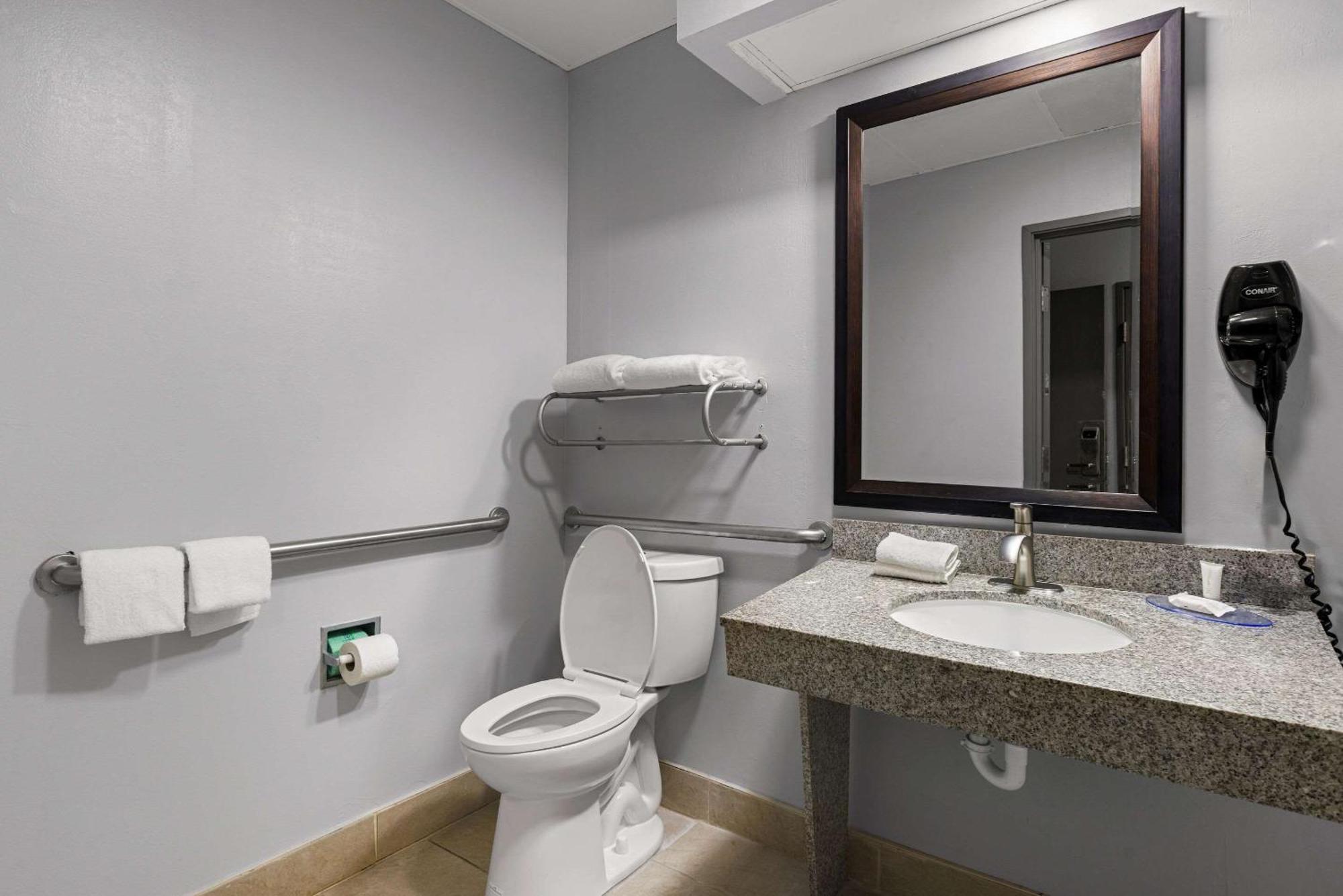 Clarion Pointe Hinesville Near Fort Stewart Εξωτερικό φωτογραφία